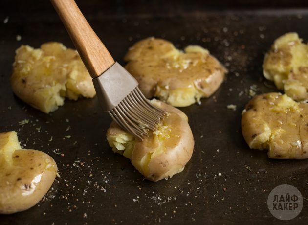 Sådan koges bagte kartofler i ovnen: Pensl alt med hvidløgsolie