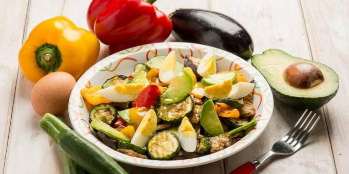 Salat af zucchini, peberfrugt og æg