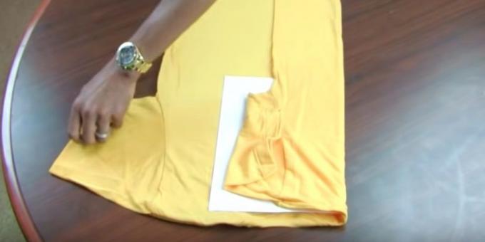Fold den ene side kant af arket på skjorter og bøje ærme