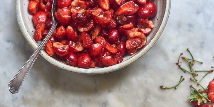 Rød frugtsalat med jordbær og kirsebær