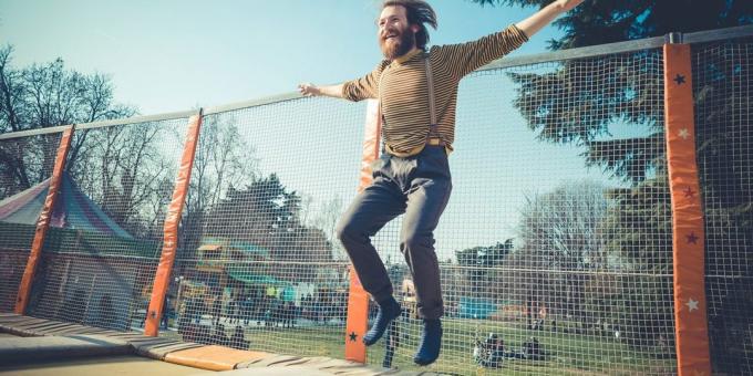 Hvad at give den fyr fødselsdag: hoppe på en trampolin