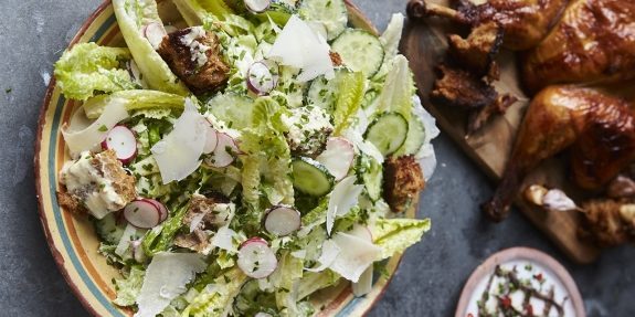 Cæsar salat med kylling, agurk og radise fra Jamie Oliver