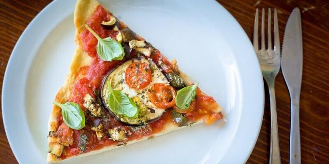 Opskrifter: fastetiden pizza med aubergine på en Puff dej
