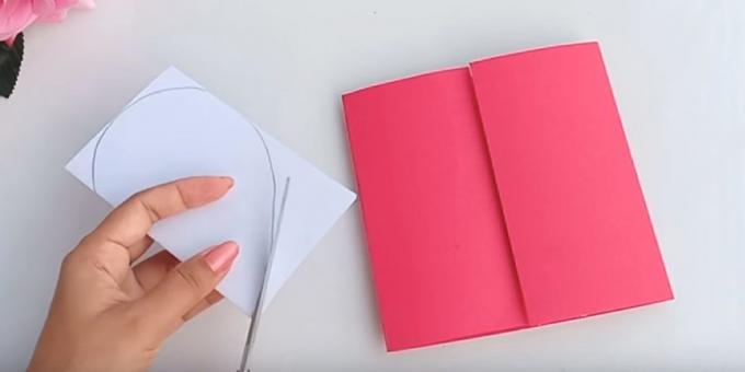 Fødselsdagskort med dine egne hænder: maling på den ene side af hvidt papir af hjertet og klippe langs konturen