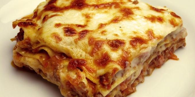 Klassisk lasagne med hakket kød og bechamelsauce