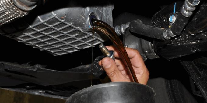 Udskiftning af motorolie: Vær forsigtig: varm olie vil hælde stærk strøm