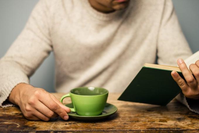 Hvordan man kan overvinde afhængigheden af ​​sukker: Slap af med te og en bog