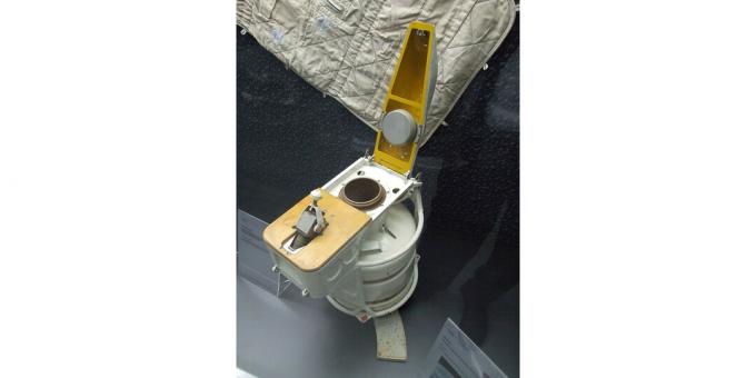 Et af toiletterne på Mir orbital station