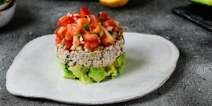 Salat med tun, tomater og avocado