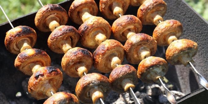 Hvad skal man lave mad udendørs, bortset fra kød: kebab med svampe i creme fraiche og hvidløg marinade