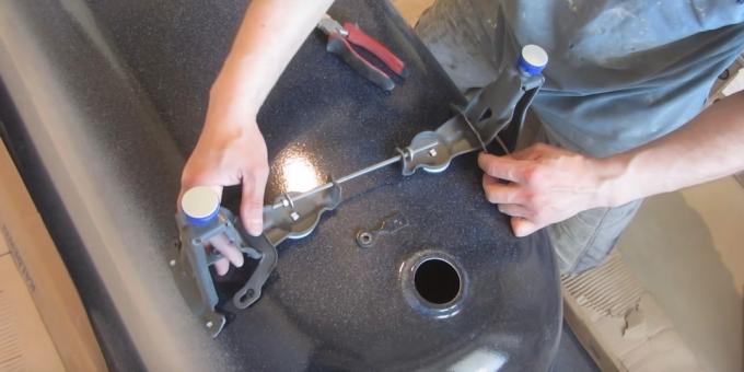 Installation af badet: hvordan man montere stål bad fødder