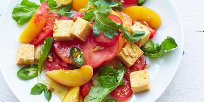 Salat med tomater. Spicy salat med tomat, arugula, fersken og tofu