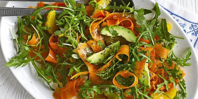 Opskrifter: Salat med avocado, gulerødder, appelsiner og arugula