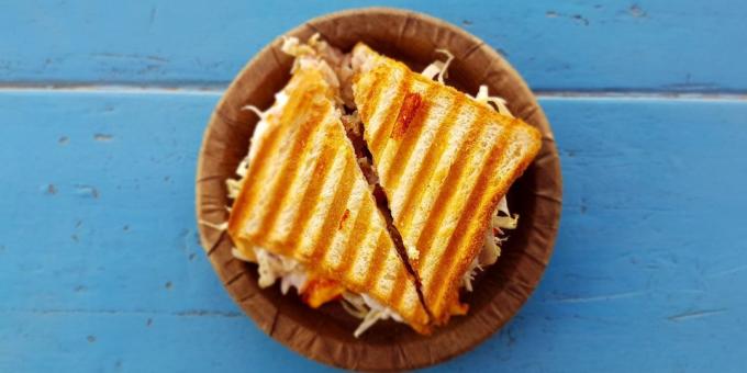 ost: Varm sandwich med kalkun, ost og rucola
