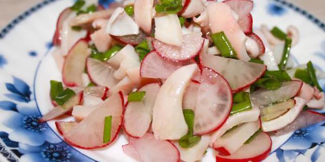 Salat af radise og blæksprutte
