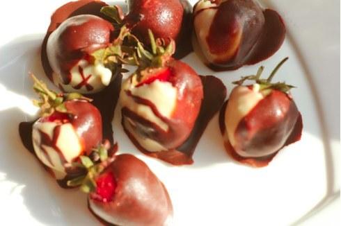 den mest lækre opskrift: Jordbær i sort og hvid chokolade