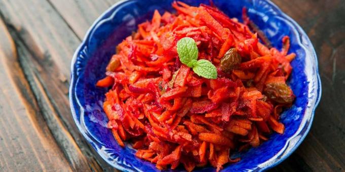 Spicy salat af friske rødbeder og gulerødder, rosiner og honning dressing