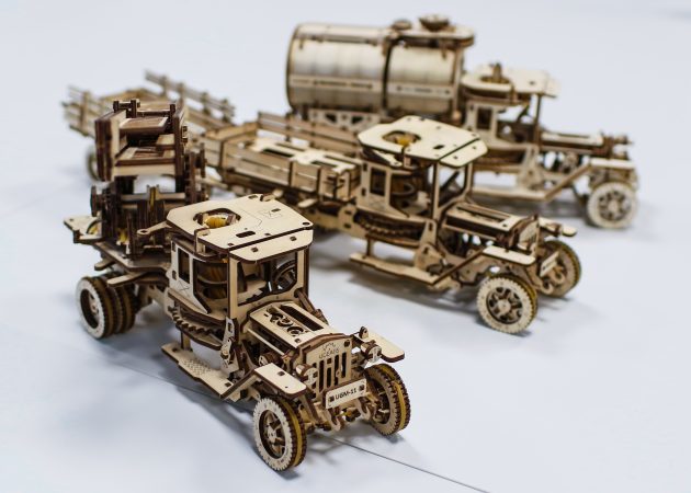 Oversigt UGEARS designer: træ lastbil, der går uden batterier