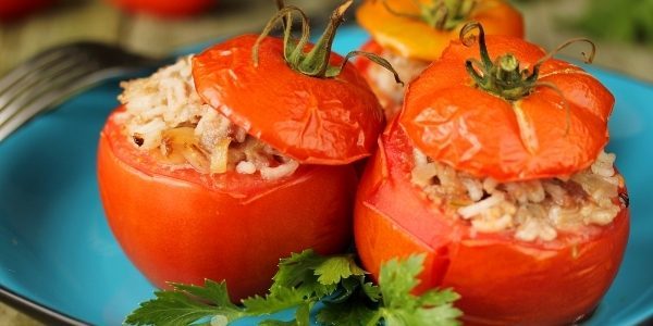 Bagte tomater fyldt med svinekød og ris