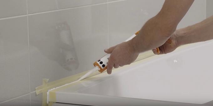 Installation af bad med sine hænder: Arranger sømmen side af konturen