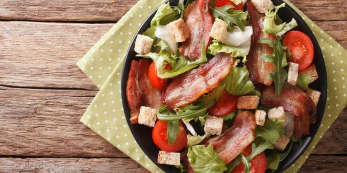 Salat med bacon og tomater