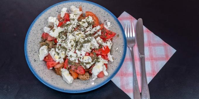 Dakos - Græsk salat med croutoner, tomater og feta