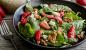 Salat med jordbær, spinat, nødder og fetaost