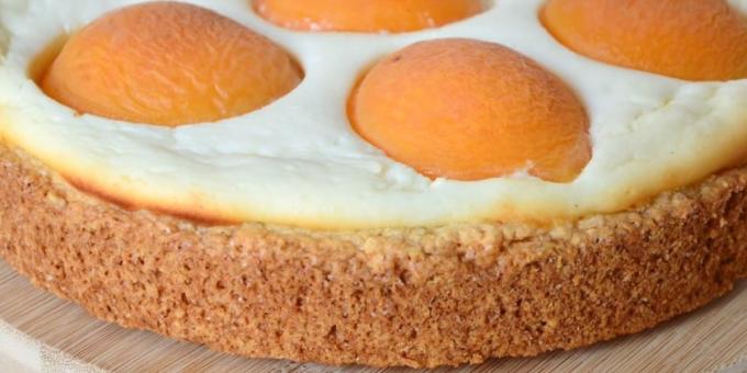 Kage med abrikoser: kage med abrikoser og ost