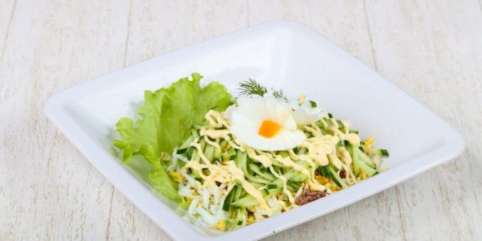 Salat med oksekød, æg og agurker