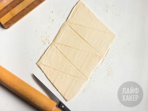 puffring med skinke og ost: rul den ud og skær den i puffedej