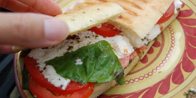 Opskrifter hurtige måltider: panini med kylling og tomater