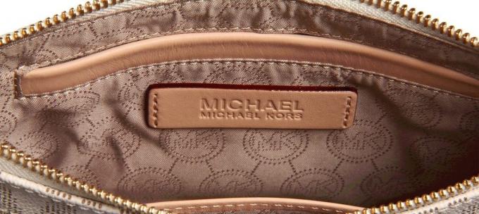 Original og falske håndtasker Michael Kors: bogstaver i logoet skal placeres præcist