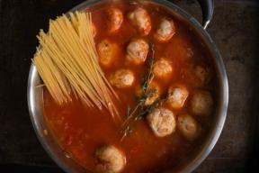 Spaghetti med kødboller og tomatsauce