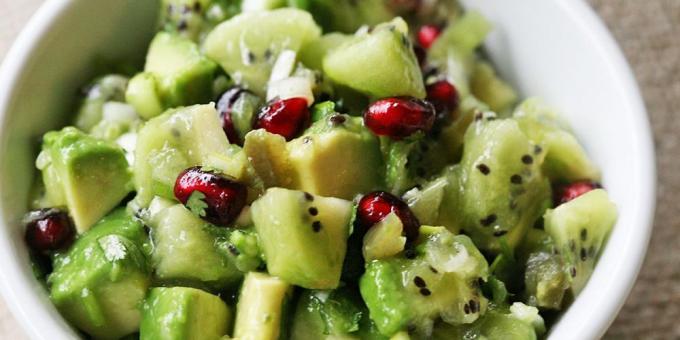 Opskrifter: Salat med avocado, kiwi, granatæble og chilipebre