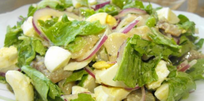 Opskrifter til salater uden mayonnaise: Salat med sild, æg og løg