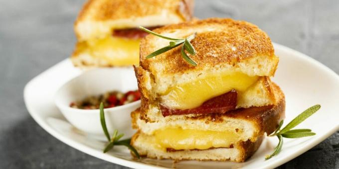 Varm sandwich med pølse og ost