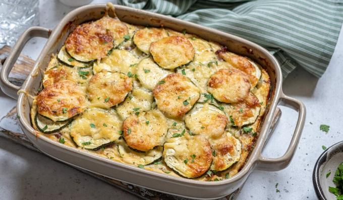 Zucchini-gryde med hakket kød og hytteost