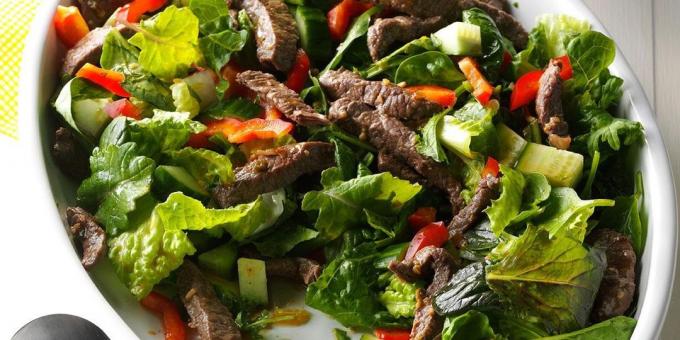 Oksekød retter: Spicy salat med oksekød og urter
