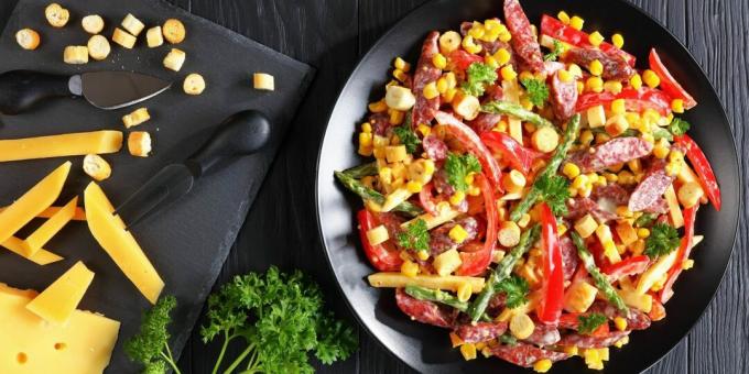 Salat med pølse, majs og peberfrugt