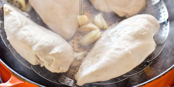 Hvordan og hvor meget at koge kyllingebryst i en dobbelt kedel 