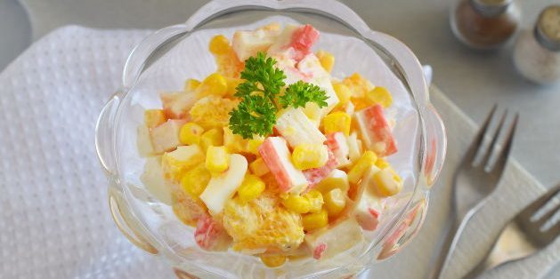 Opskrifter: Salat med majs, krabber pinde og appelsin