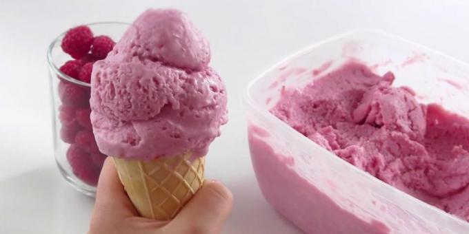 Hytteost og yoghurt is med kondenseret mælk og hindbær