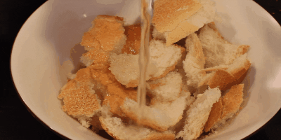 Gazpacho: Soak brødet