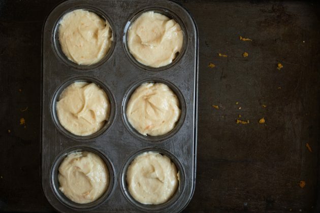 Sådan laver du mandarinmuffins: fordel dejen i dåser