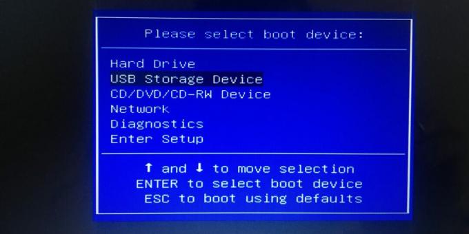 Hvis du vil konfigurere BIOS til at starte fra et USB -flashdrev, skal du vælge elementet USB -lagerenhed