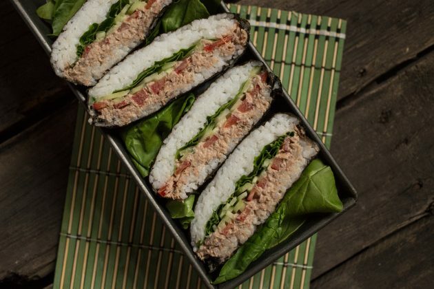Den klassiske onigirazu-sushi-sandwich kan serveres med eller uden sojasovs
