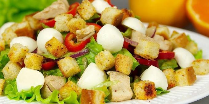 Salater uden mayonnaise: Salat med kylling, peberfrugt, mozzarella ost, kiks og en mandarin sauce
