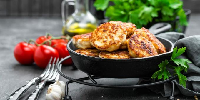 Hakkede kyllingekoteletter med brød i ovnen: en simpel opskrift