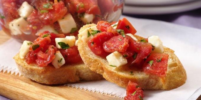 Simple snacks: Crostini med tomater og mozzarella