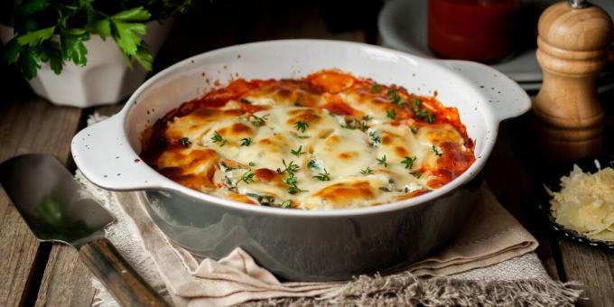 Gryderet med pasta, cottage cheese og tomatsauce
